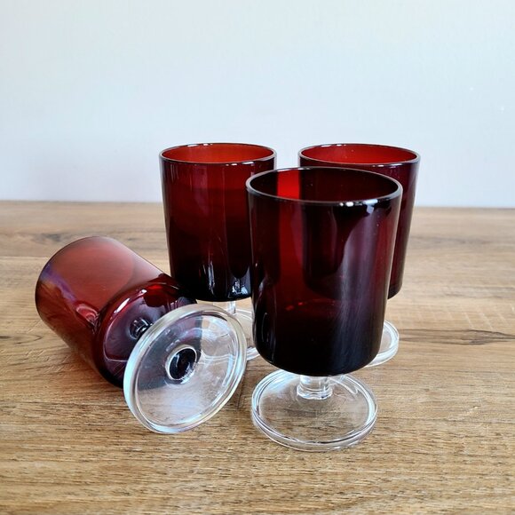 Set of 4 ruby red glass goblets France. - Picture 4 of 5